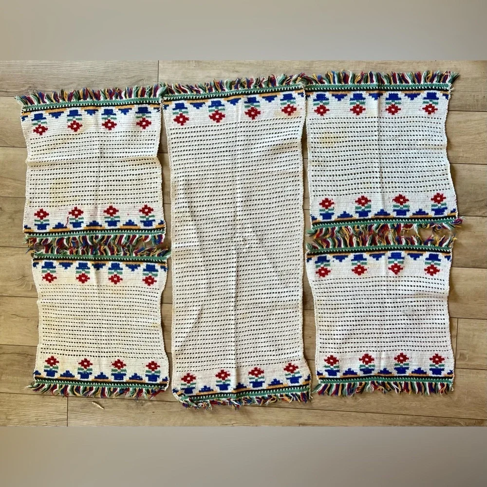 Vintage Crochet Set of 4 Placemats and Table Runner with Fringe and Flower Motif